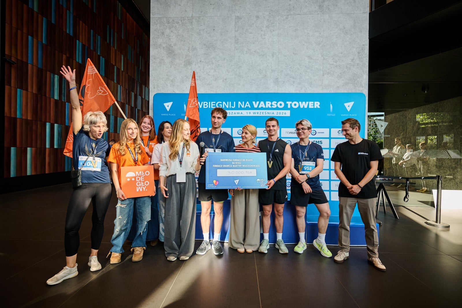 HB&nbsp;Reavis Foundation handing over a PLN 30,000 donation cheque to the UNAWEZA Foundation at the Varso Tower Run 2026
